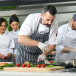 découvrez les étapes pour devenir professeur de gastronomie, les formations requises et les défis à relever dans ce métier passionnant dédié à la transmission du savoir culinaire.