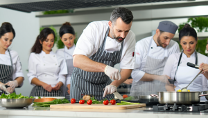 découvrez les étapes pour devenir professeur de gastronomie, les formations requises et les défis à relever dans ce métier passionnant dédié à la transmission du savoir culinaire.