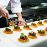 découvrez comment adapter la gastronomie aux allergies alimentaires avec des conseils pratiques et des astuces pour une cuisine savoureuse, sûre et inclusive pour tous.