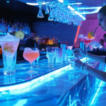 découvrez comment la technologie révolutionne l’univers des bars à cocktails : innovations high-tech, expériences immersives et tendances futuristes pour des soirées inoubliables.