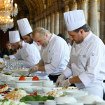 découvrez comment les repas officiels marient traditions culinaires et enjeux diplomatiques pour créer des moments uniques, où la gastronomie devient un art au service des relations internationales.