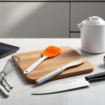 découvrez les 7 ustensiles indispensables pour équiper votre cuisine moderne et faciliter la préparation de vos repas au quotidien.