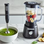 découvrez les différences entre mixeur plongeant et blender : usages, puissance, et textures pour choisir l'appareil adapté à vos besoins en cuisine.